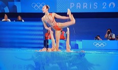米兰体育登录-美国花样游泳队惊艳亮相，表演华丽夺得金牌