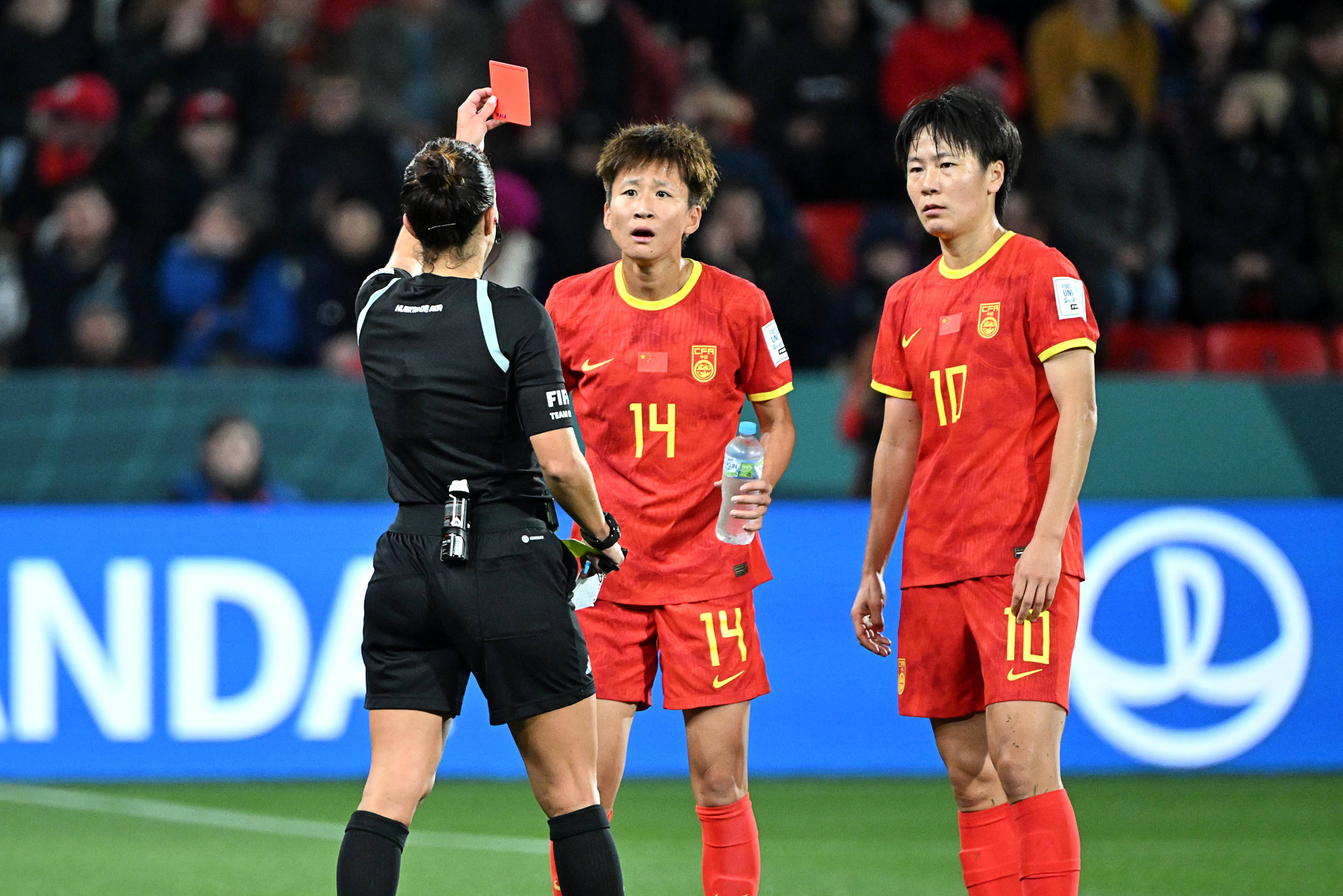 女子足球比赛中，中国队取得胜利轻松晋级