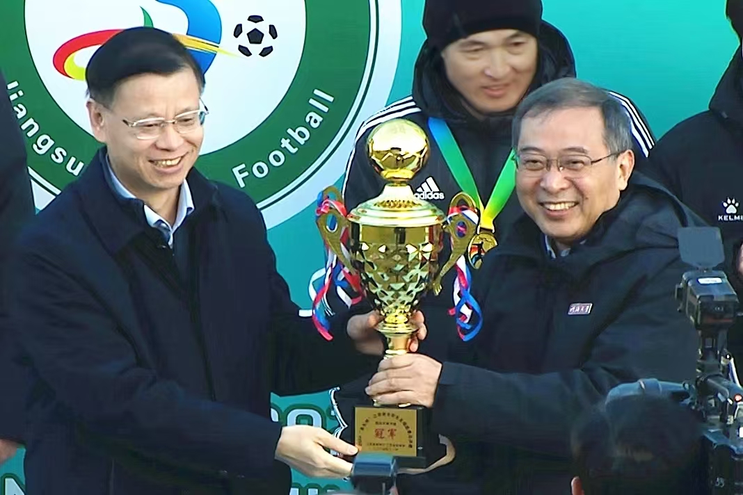 足球巨星展现冠军风范,赛场上再掀热潮的简单介绍 足球巨星展现冠军风范,赛场上再掀热潮的简单介绍