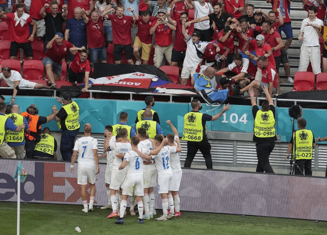 荷兰险胜北马其顿,晋级小组出线前途多舛 荷兰险胜北马其顿,晋级小组出线前途多舛