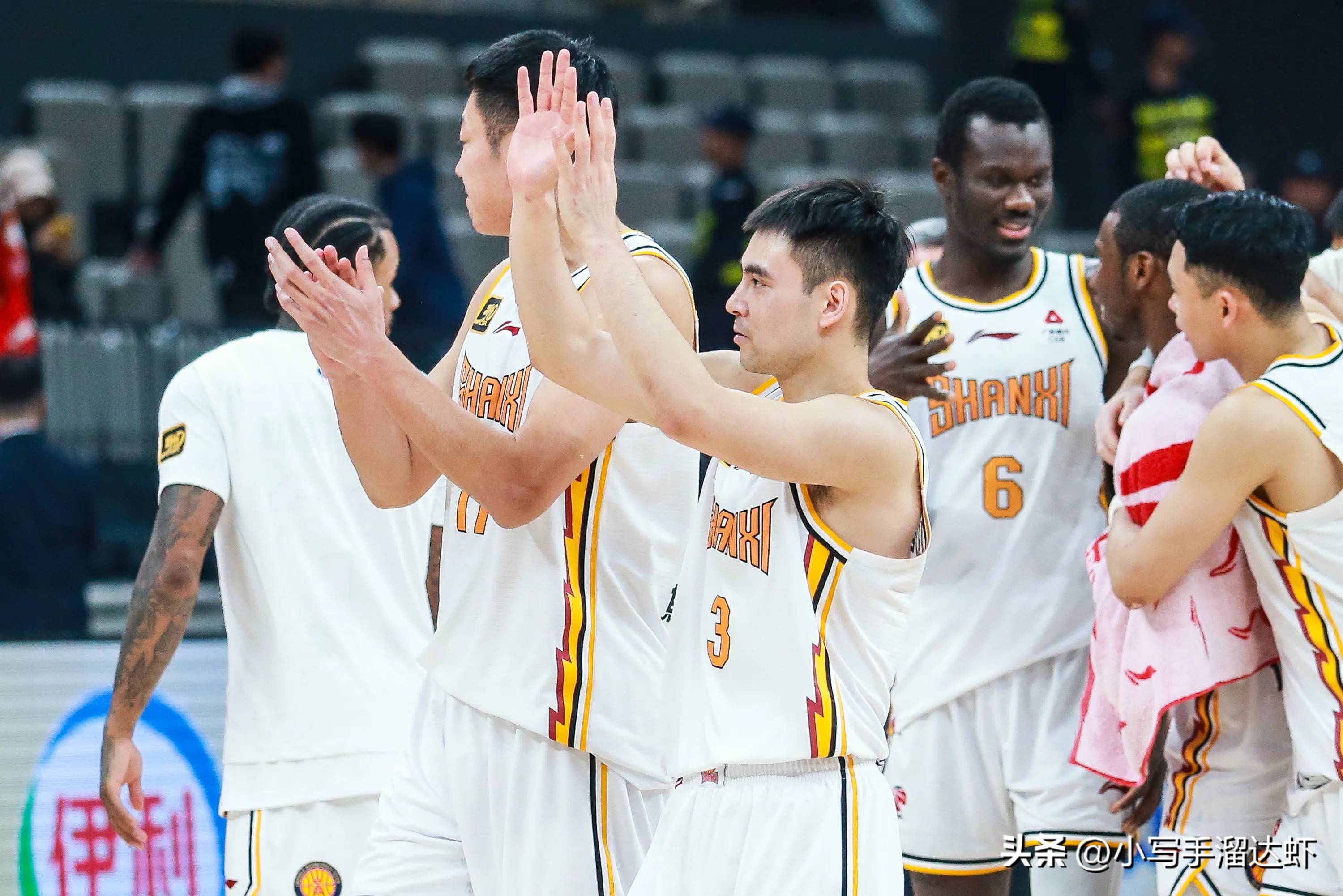 惊险瞬间!球员们全力拼搏争夺胜利 惊险瞬间!球员们全力拼搏争夺胜利