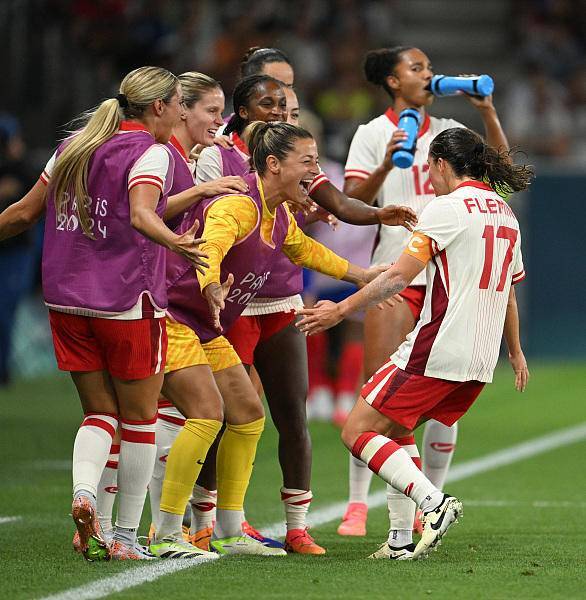 加拿大队在国际足球赛事中获得意外胜利 加拿大队在国际足球赛事中获得意外胜利