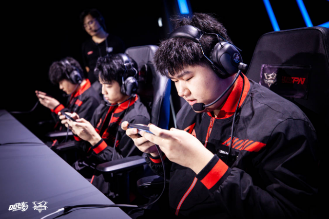 云南男篮坚韧不拔，战胜对手夺得胜利