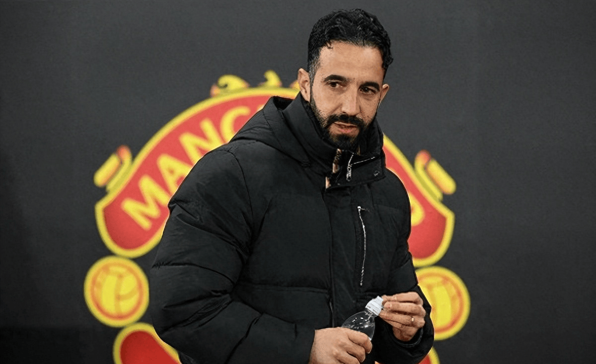 包含曼联球员私生活曝光，引发队内纷争的词条