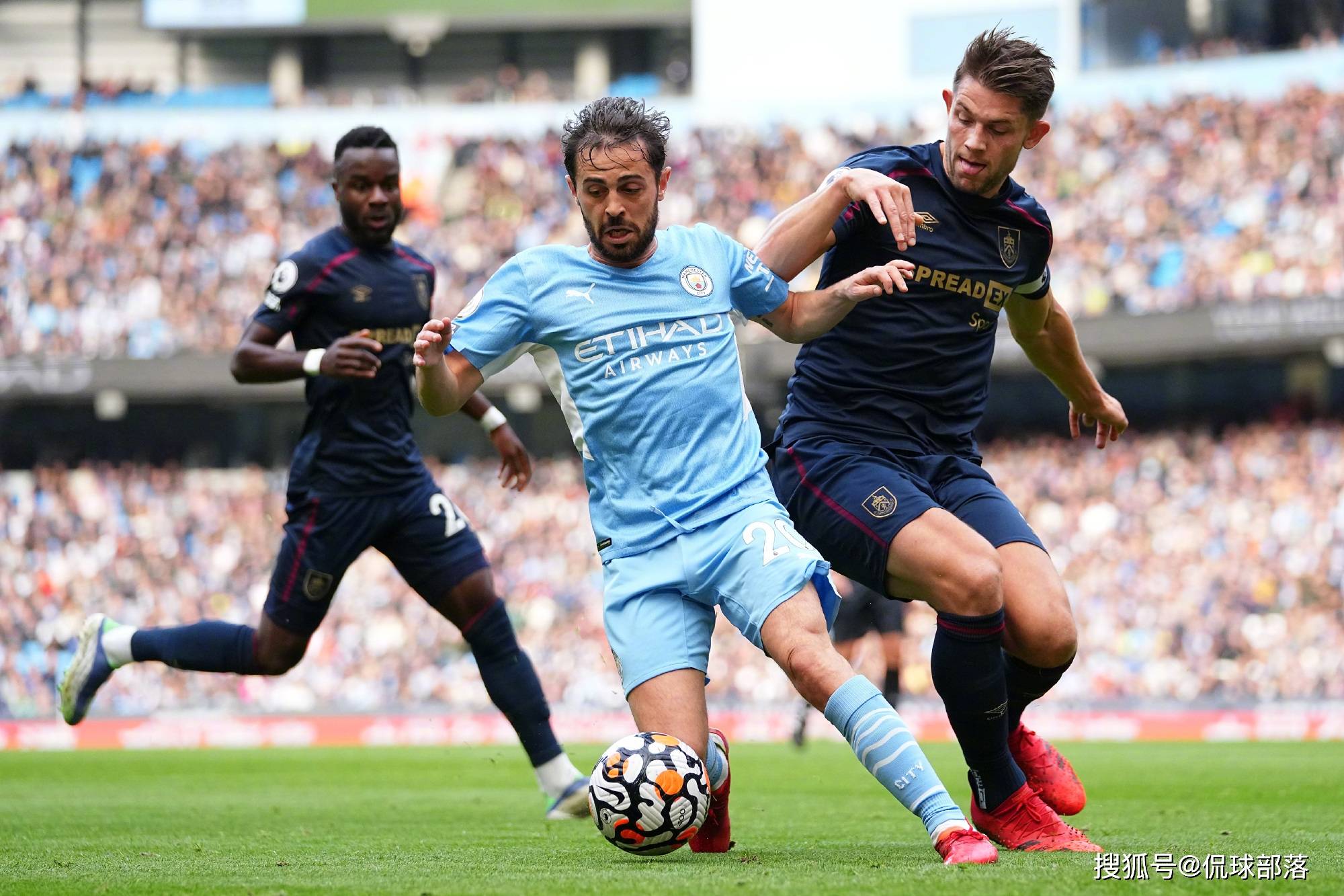 华莱士赢得关键胜利，保持不败纪录的简单介绍