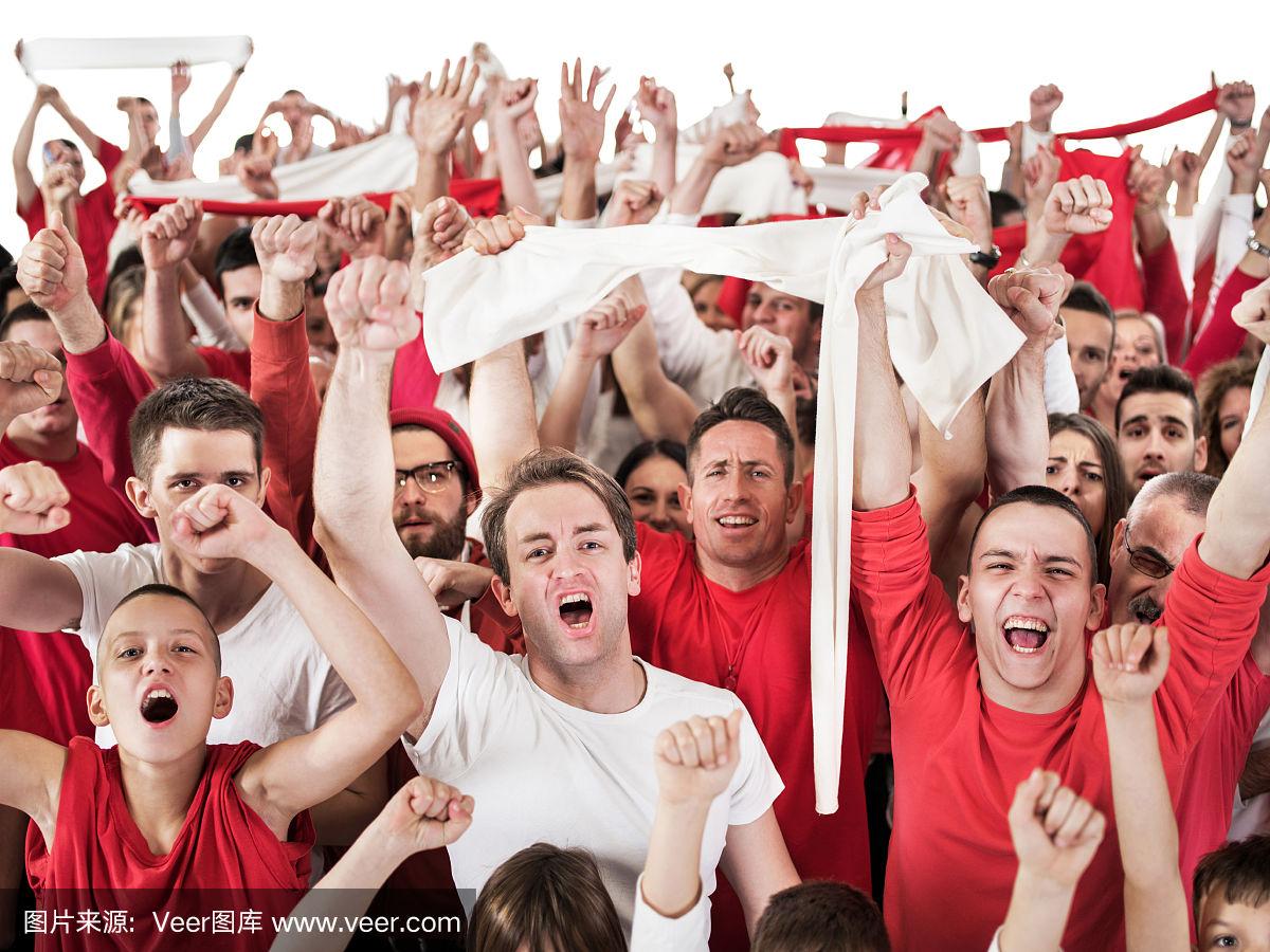 关于比赛现场气氛热烈，球迷欢呼雀跃的信息