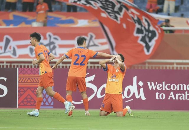 包含亚洲足球赛场上绝技频现，实力碰撞火花四溅的词条